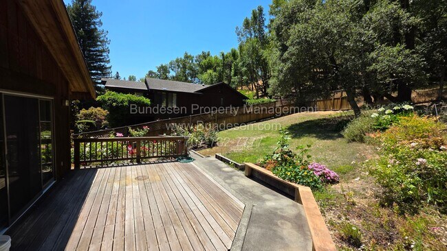 Building Photo - 5 Oak Forest Rd