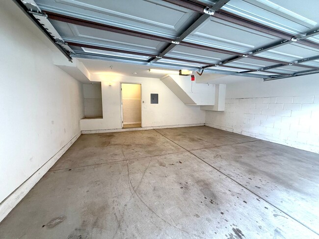 Building Photo - 2054