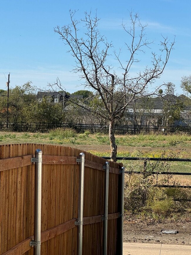 Building Photo - 3/2 - Godley ISD - HOME for the Holidays