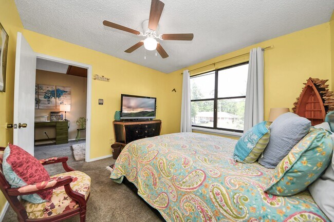 Building Photo - 17018 Water Oak Dr
