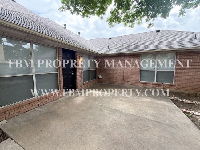 Building Photo - 19 Country Club Pl