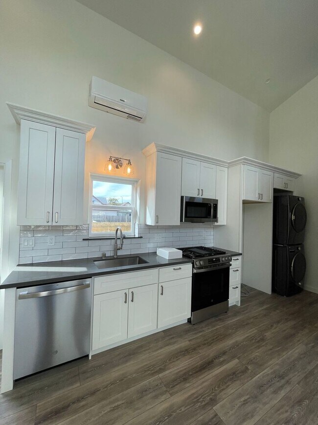 Building Photo - 121 Nelson St