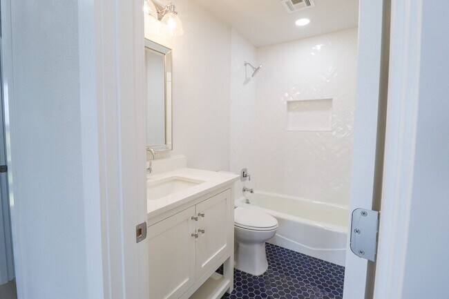 Building Photo - 4 Bed | 3 Bath on Keystone Lake!
