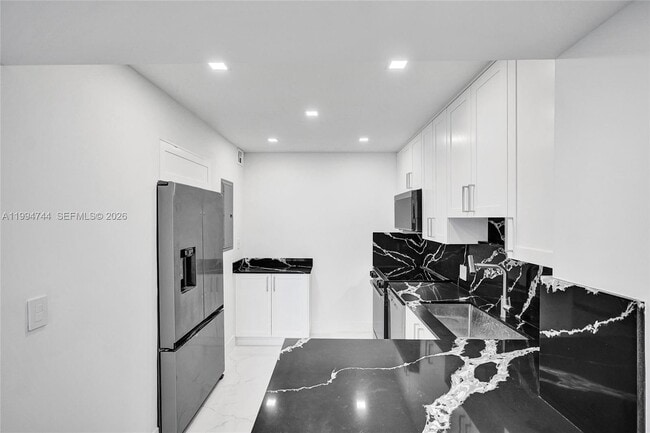 Building Photo - 3625 N Country Club Dr