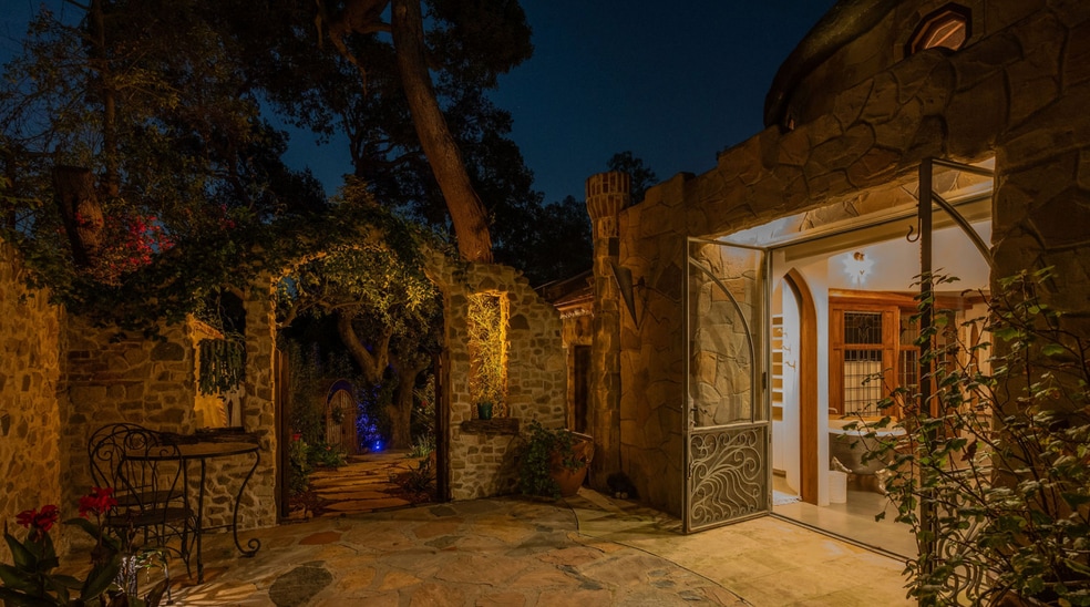 Building Photo - 8978 Wonderland Ave