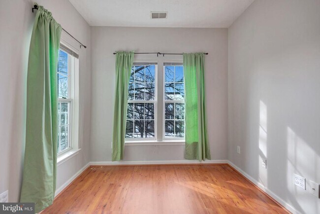 Building Photo - 2400 Chestnut Terrace Ct