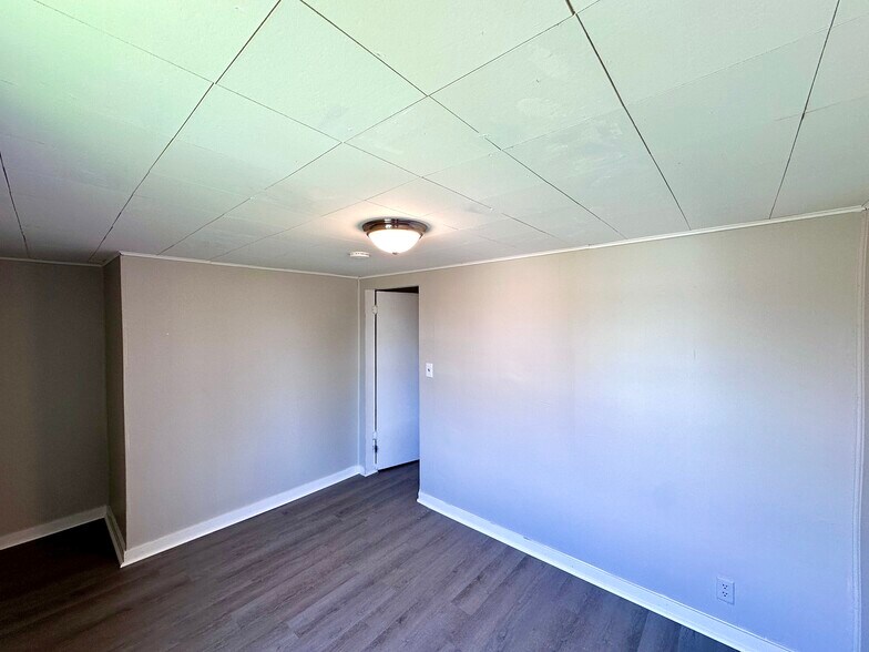 Building Photo - 831 Morton St