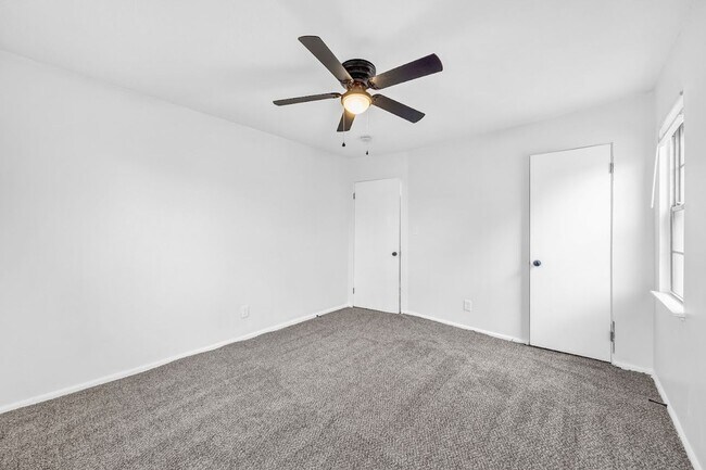 Building Photo - Stunning 5 Bed, 2 Bath Euclid Ohio!