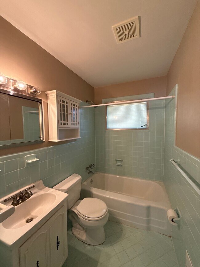 Building Photo - 3-Bedroom Home in Montclaire!