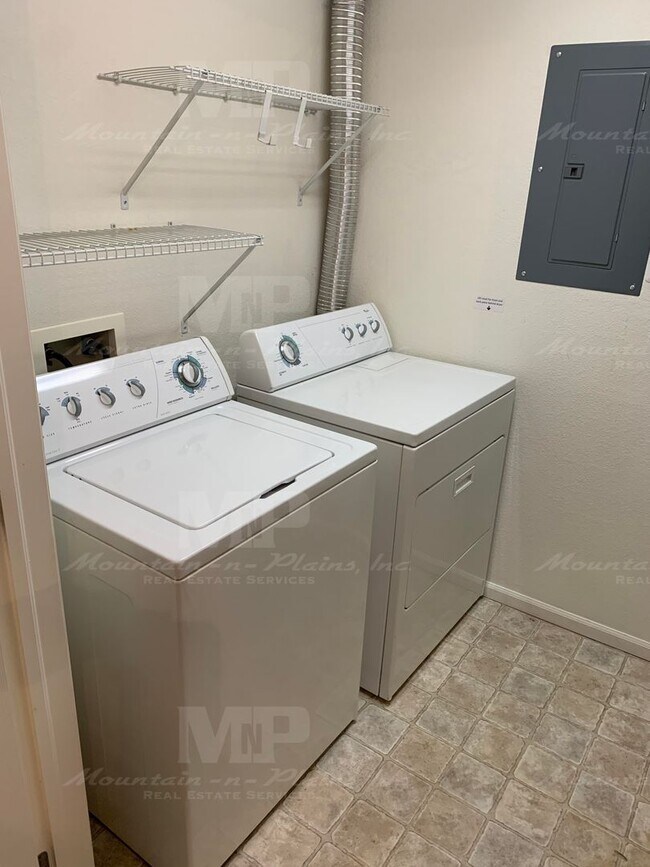 Building Photo - 1977 Grays Peak Dr