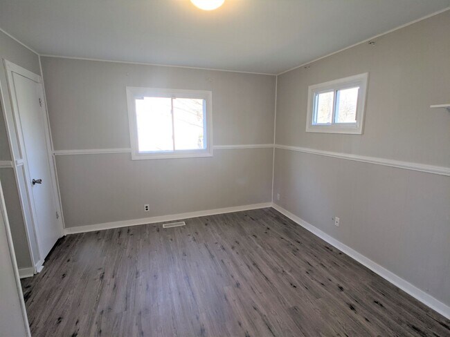 Building Photo - Spacious 3 bed 2 bath in Greenwood!