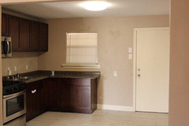 Building Photo - Ready to move in.....