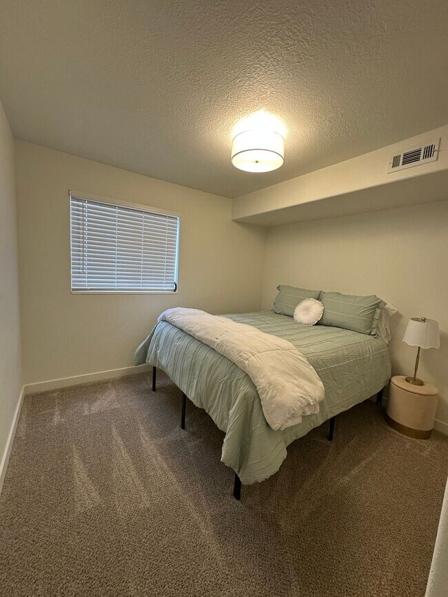 Building Photo - Partially furnished condo in Orem
