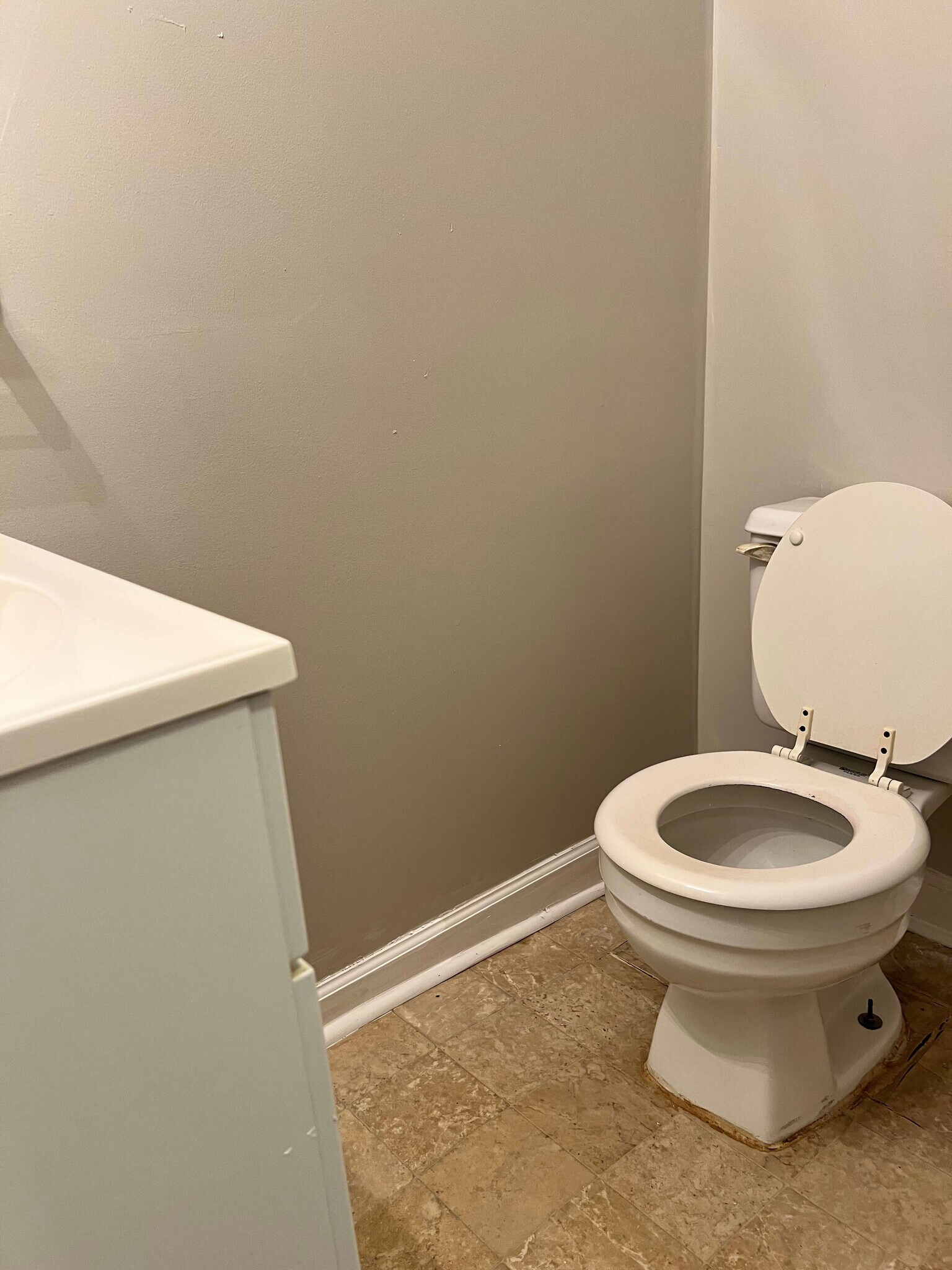 Half bath - 6 Sidbrook Ct
