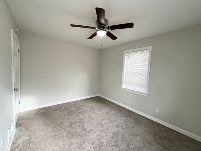 Building Photo - 1465 W Duchesne Dr