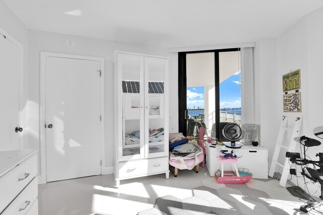 Building Photo - 1000 NE Quayside Terrace