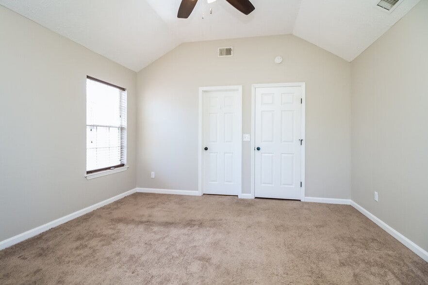 Building Photo - 494 Forest Ridge Dr