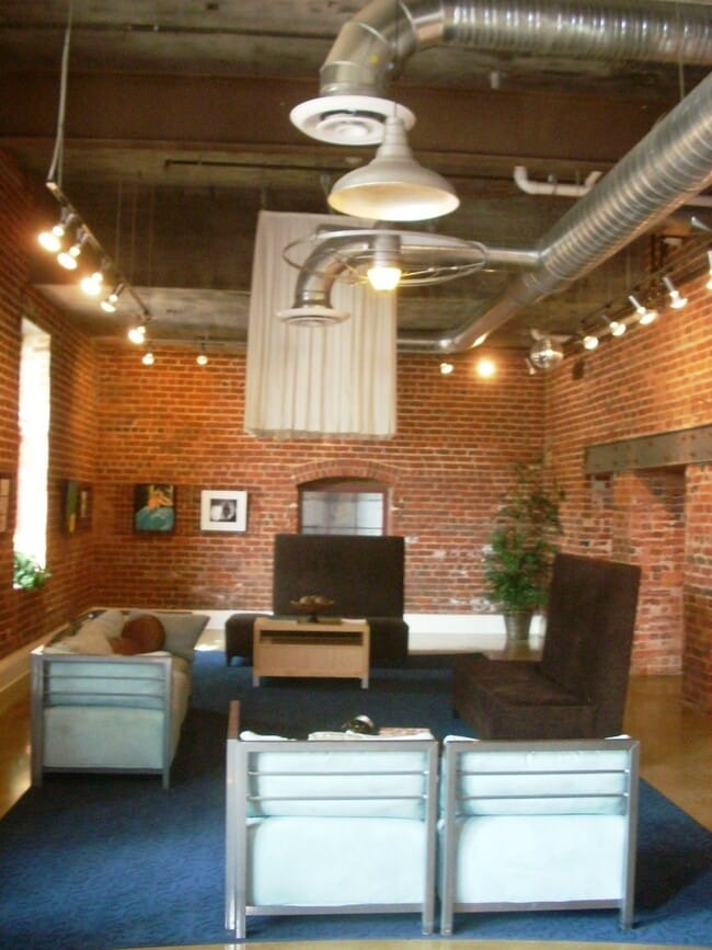 Building Photo - -- AVAILABLE AUGUST 8TH -- 2 BR / 2 BA Spe...