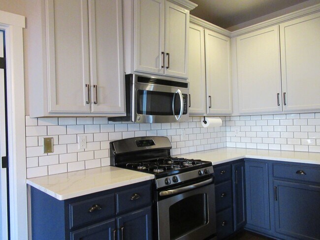 Building Photo - Gorgeous 5 bedroom 2.5 bath home in Lakeland Hills