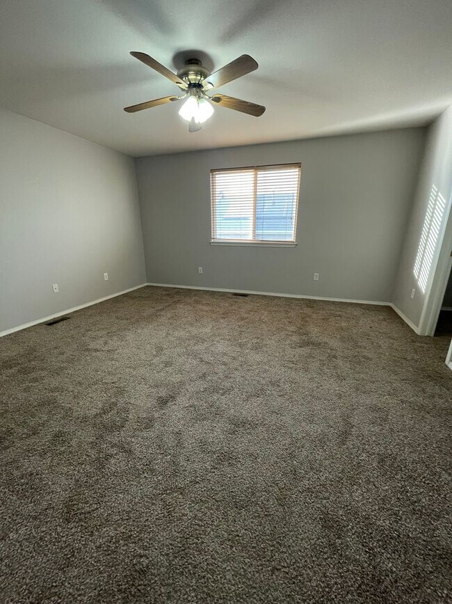 Building Photo - Beautiful 3B/2.5B Home in Ridge Crest Neighborhood - Ready for Move-in