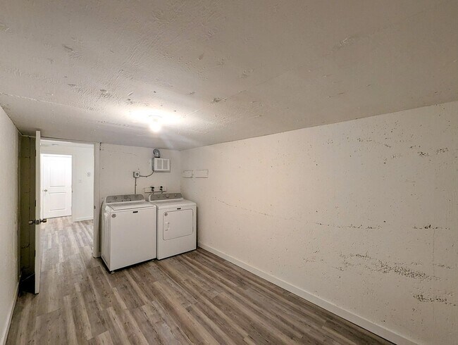 Building Photo - 1bd/1ba Brier Condo