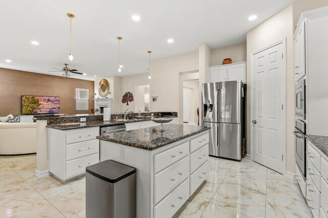 Building Photo - 46211 Roadrunner Ln