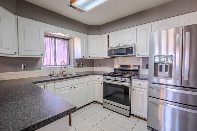 Building Photo - Conveniently located 3 Bedroom, 2 bath