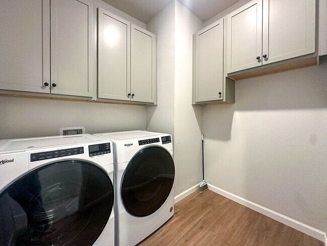 Building Photo - Alder Creek 3bd 2.5ba paired home for rent!
