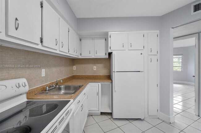 Building Photo - 1635 NE Miami Gardens Dr