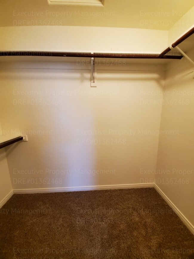 Building Photo - Spacious 4 bedroom 2 bathroom home