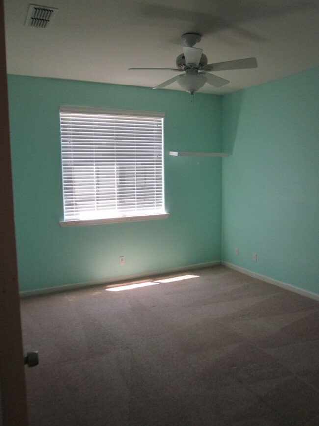 Building Photo - BEAUTIFUL TWO STORY 5 BEDROOM 3 BATH MERCE...