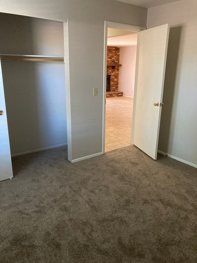 Building Photo - 3 bedroom condo in Village of Oak Creek
