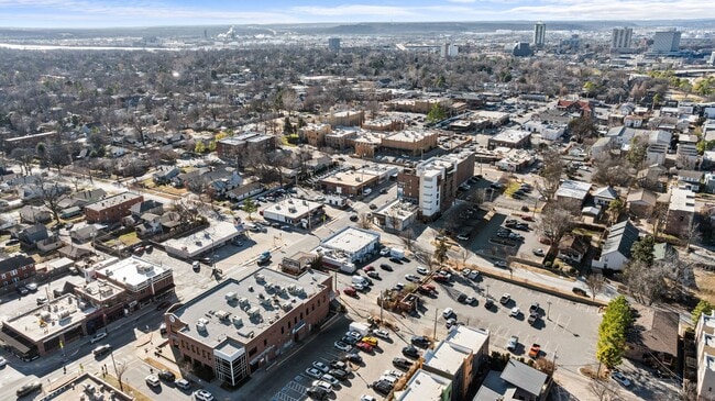 Building Photo - This luxurious townhouse on Cherry St.