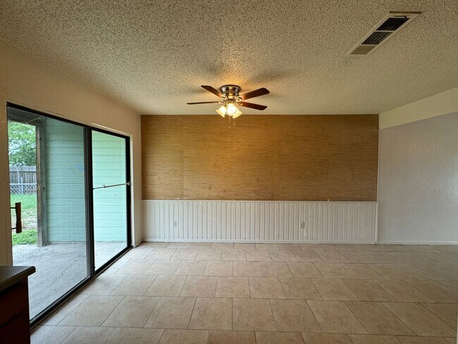 Building Photo - 2515 Bermuda Dr
