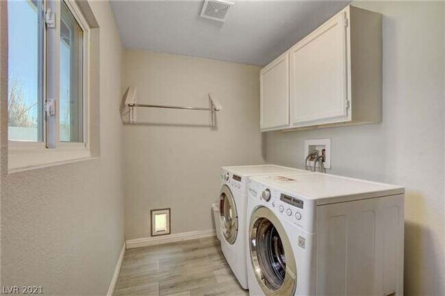 Building Photo - 4044 Pepe Cir