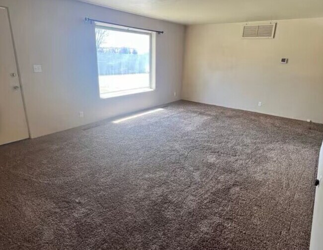 Building Photo - "Charming 2-Bedroom Oasis in Boise's Heart...