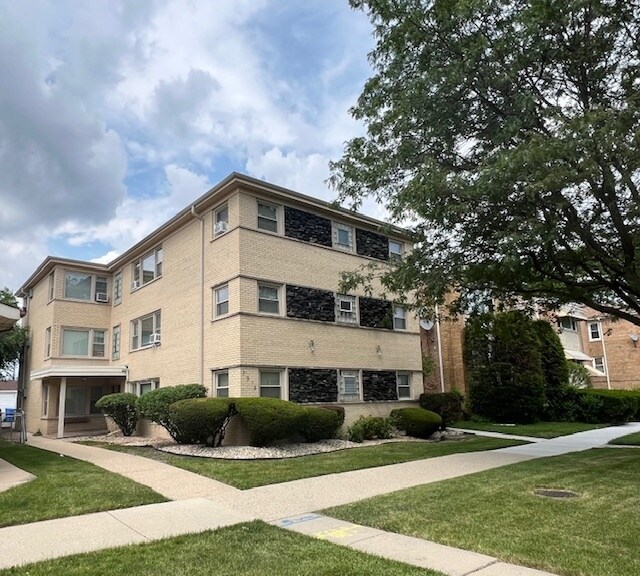 Building Photo - 7912 W Belmont Ave