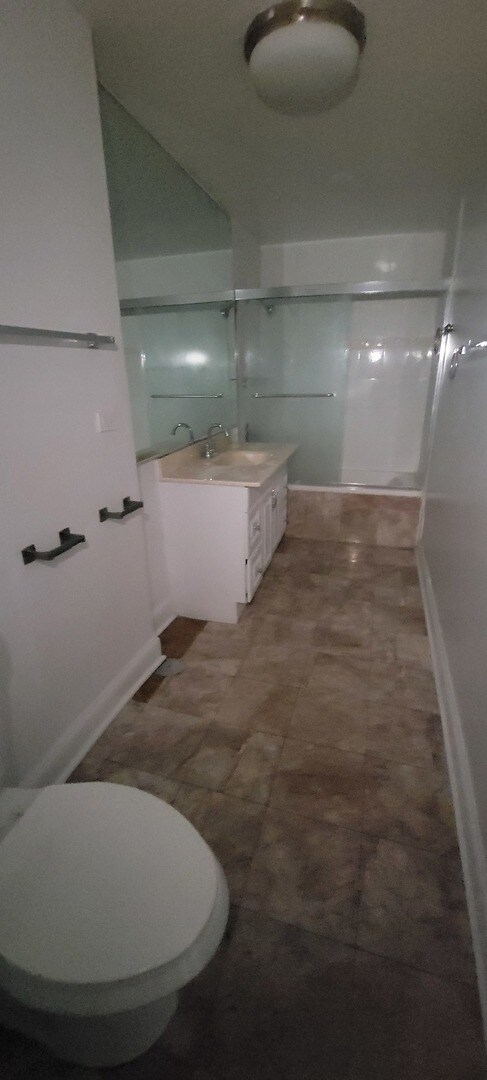 Building Photo - 930 W Belmont Ave