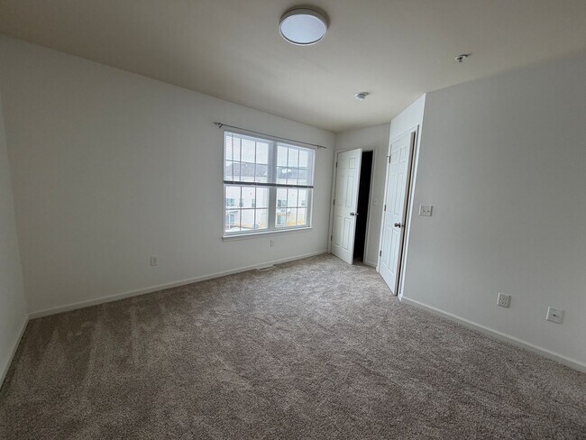 Building Photo - 12-12 Creekside Dr