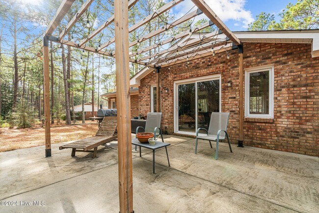 Building Photo - 85 Pine Lake Dr