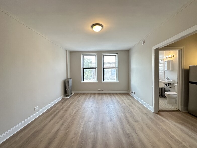 Building Photo - 3335 W Diversey Ave
