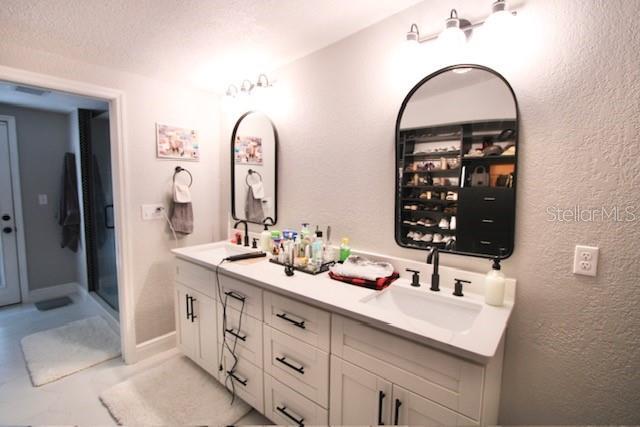 Building Photo - 230 E Esther St