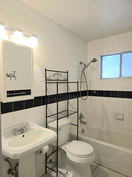 Building Photo - 204 Stratus Rd