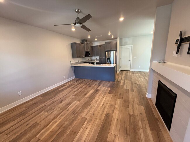 Building Photo - Petrosa!  3 Bdrm, 2.5 Bath 1450 sq ft Town...