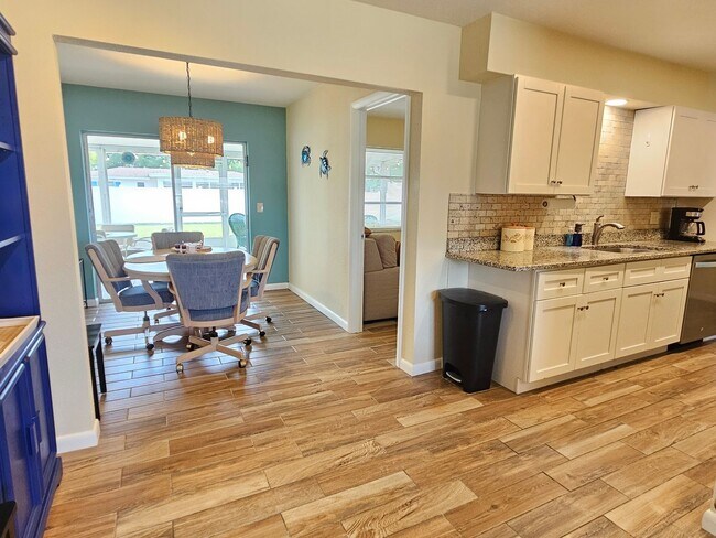 Building Photo - 426 Pineview Dr