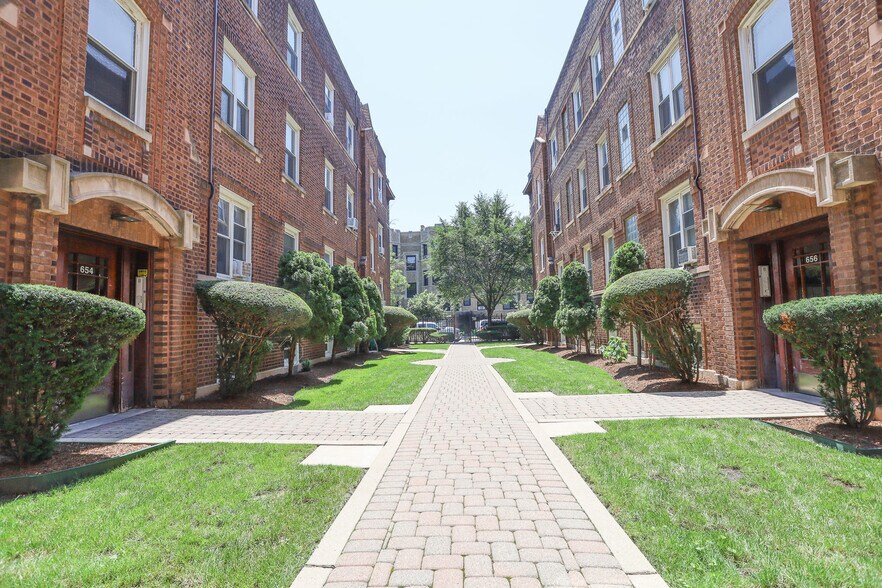 Building Photo - 658 W Oakdale Ave