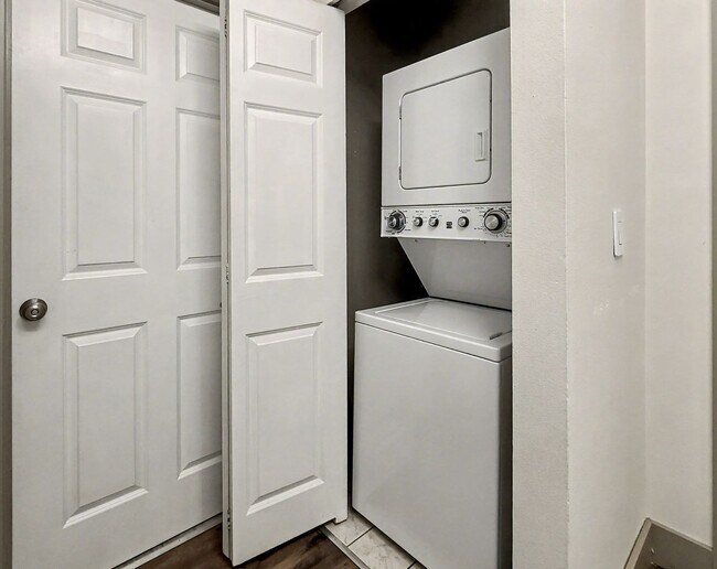 Building Photo - Beautiful Queen Anne Condo with Puget Sound Views & Secure Parking!