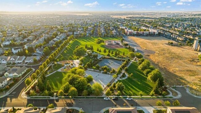 Building Photo - Beautiful 3 Bedroom PLUS bonus Room For Re...