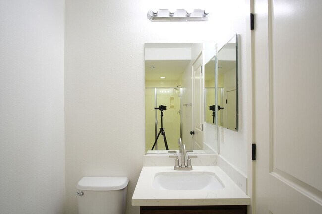 Building Photo - Spacious 3-Bed, 3.5-Bath Townhome in the H...