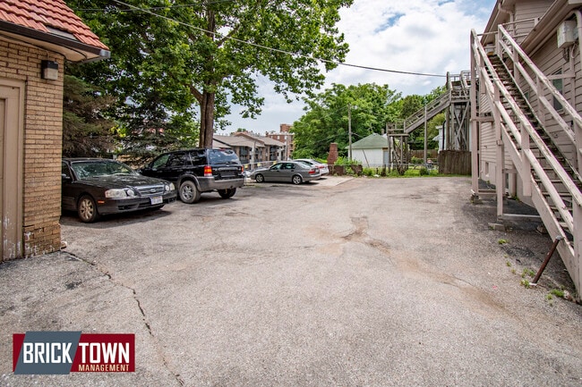 Building Photo - 115 S 38th Ave